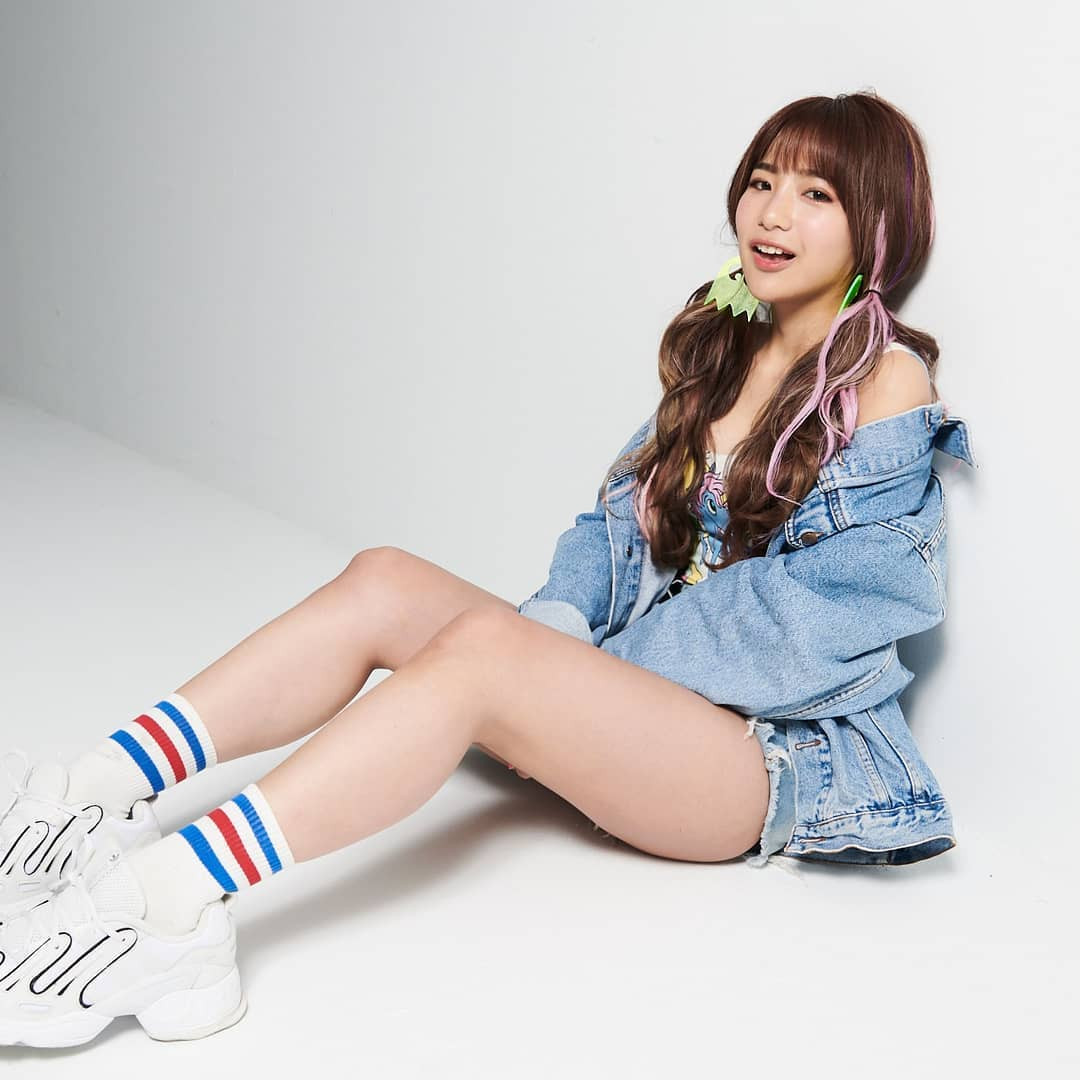 Cụ thể, Berry nói: ""Có ai muốn kết hôn giả với tôi để giảm áp lực thuế không. Kết hôn chỉ là giả, nhưng ngủ cùng thì là thật nhé" khiến cho không ít fan của cô nàng cảm thấy rung động.