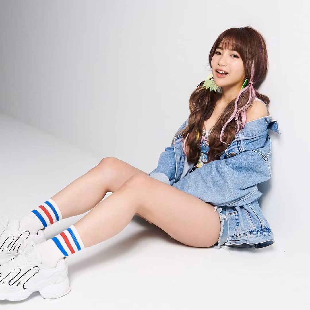 Cụ thể, Berry nói: ""Có ai muốn kết hôn giả với tôi để giảm áp lực thuế không. Kết hôn chỉ là giả, nhưng ngủ cùng thì là thật nhé" khiến cho không ít fan của cô nàng cảm thấy rung động.