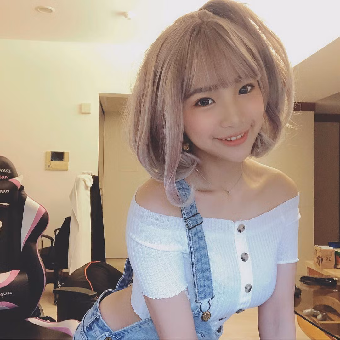 Ngay sau khi lời tiết lộ tiêu chí chọn chồng của Berry được chia sẻ nhiều cánh mày râu vào thi nhau ứng tuyển tạo nên không khí vô cùng vui vẻ trên sóng livestream.