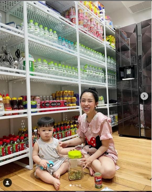 Sau khi nghe tin TP Hồ Chí Minh giãn cách toàn thành phố vào ngày 9/7, con gái đại gia Minh Nhựa đã cùng chồng lái xe đi mua đồ dự trữ.