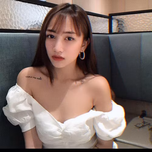 Cách đây chưa lâu, Joyce Phạm còn gây chú ý khi bị netizen soi việc "độ" vòng 1.