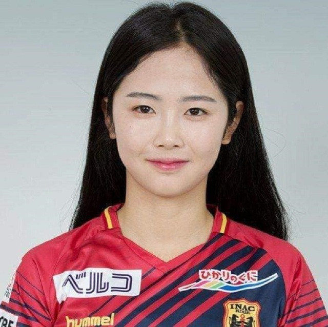  Nữ cầu thủ Hàn Quốc - Lee Min Ah sinh năm 1991 tại Daegu, Hàn Quốc. Tuy chỉ sở hữu chiều cao 1m58, nặng 47kg nhưng cô lại là nữ tiền vệ tài năng.
