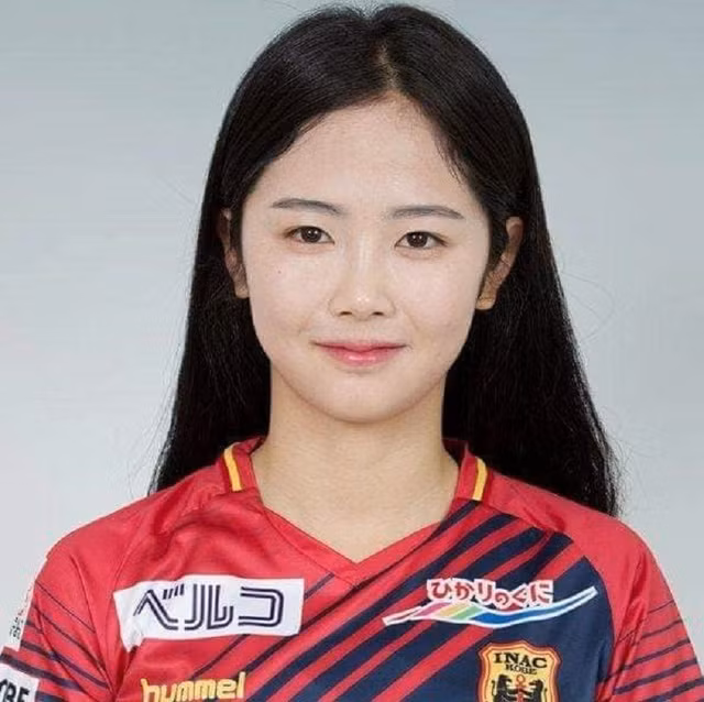  Nữ cầu thủ Hàn Quốc - Lee Min Ah sinh năm 1991 tại Daegu, Hàn Quốc. Tuy chỉ sở hữu chiều cao 1m58, nặng 47kg nhưng cô lại là nữ tiền vệ tài năng.