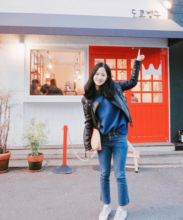 Dù xuất hiện trên sân cỏ hay đời thường Min Ah đều khiến người khác phải chú ý.