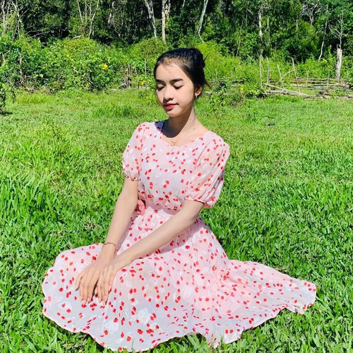 Mở kênh TikTok từ tháng 6/2020, gái xinh Yona Cươn nhanh chóng trở thành hiện tượng mạng nhờ ngoại hình xinh xắn cùng loạt clip lên nương làm rẫy đậm chất núi rừng bình dị.