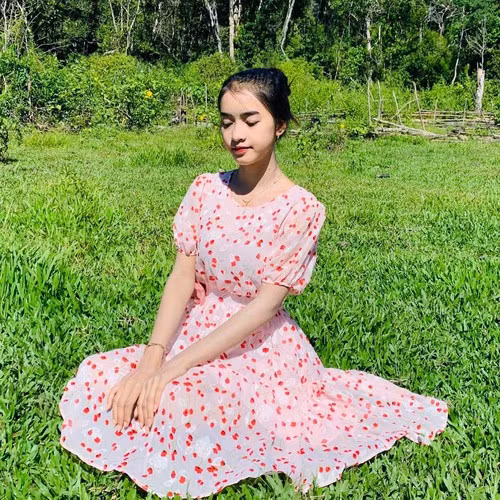 Mở kênh TikTok từ tháng 6/2020, gái xinh Yona Cươn nhanh chóng trở thành hiện tượng mạng nhờ ngoại hình xinh xắn cùng loạt clip lên nương làm rẫy đậm chất núi rừng bình dị.