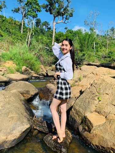 Netizen đồng loạt cho rằng việc gái xinh Yona Cươn chỉ lo nhảy nhót, chăm chút cho mình mà chẳng để ý đến mẹ như thế là hết sức đáng trách.