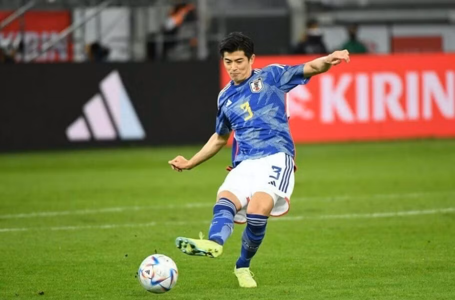 Mỗi khi ra sân, Taniguchi luôn gây ấn tượng với mái tóc đen bóng mượt, vào nếp.