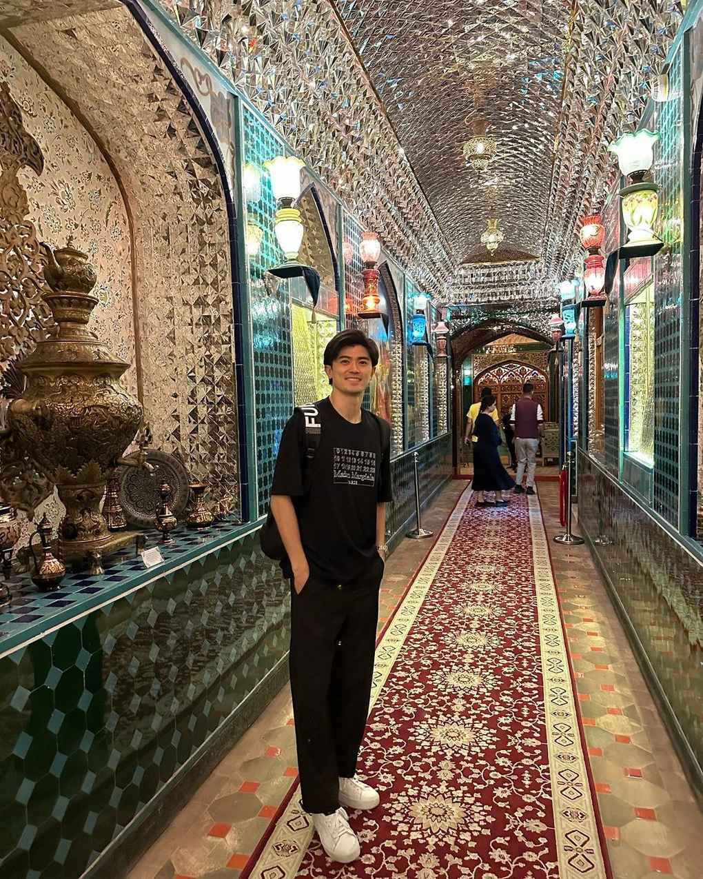 Ngoài chiếc mũi cao và gương mặt góc cạnh, người hâm mộ cũng thường nhắc về làn da trắng sáng của Taniguchi. So với các đồng đội, da của anh trong sáng hơn vài tông.