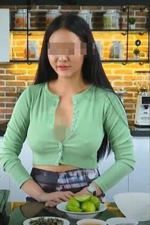 Sau khi xuất hiện, clip dạy nấu ăn với cách ăn mặc hở hang của B. ngay lập tức vấp phải sự phản ứng dữ dội từ phía cư dân mạng và báo chí trên khắp châu Á.