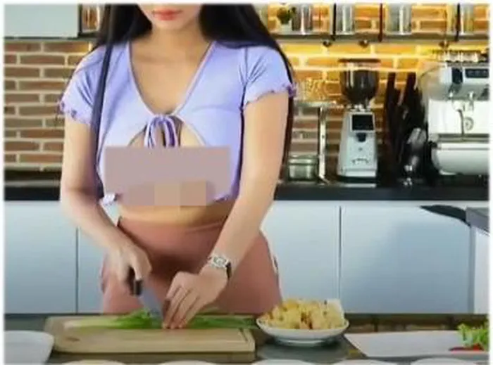 Nữ YouTuber ăn mặc phản cảm khi quay video dạy nấu ăn.