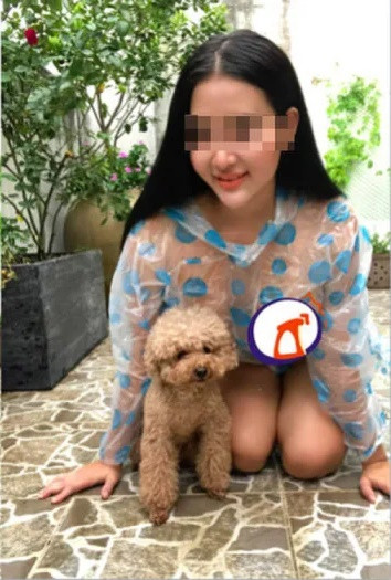 Tìm hiểu thêm, cách đây chưa lâu cũng chính B. là người khiến mạng xã hội Đài Loan phải chán nản trước bức hình cô cởi trần mặc áo mưa chơi đùa với chú chó xù.