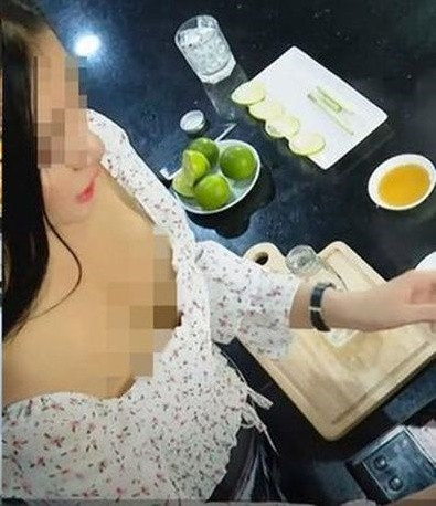 Tờ Setn viết: "Cô nàng này từng gây bão mạng xã hội Việt Nam vào năm 2019, khi cô đang làm người mẫu ô tô tại TP.HCM. Vào thời điểm đó, cô ta đã liên tục uốn éo, tạo dáng phản cảm khi chụp hình bên ô tô. Hành động này nhanh chóng bị CĐM "ném đá" dữ dội, làm lu mờ ý nghĩa của buổi triển lãm ô tô, đồng thời khiến cô bị mất việc".