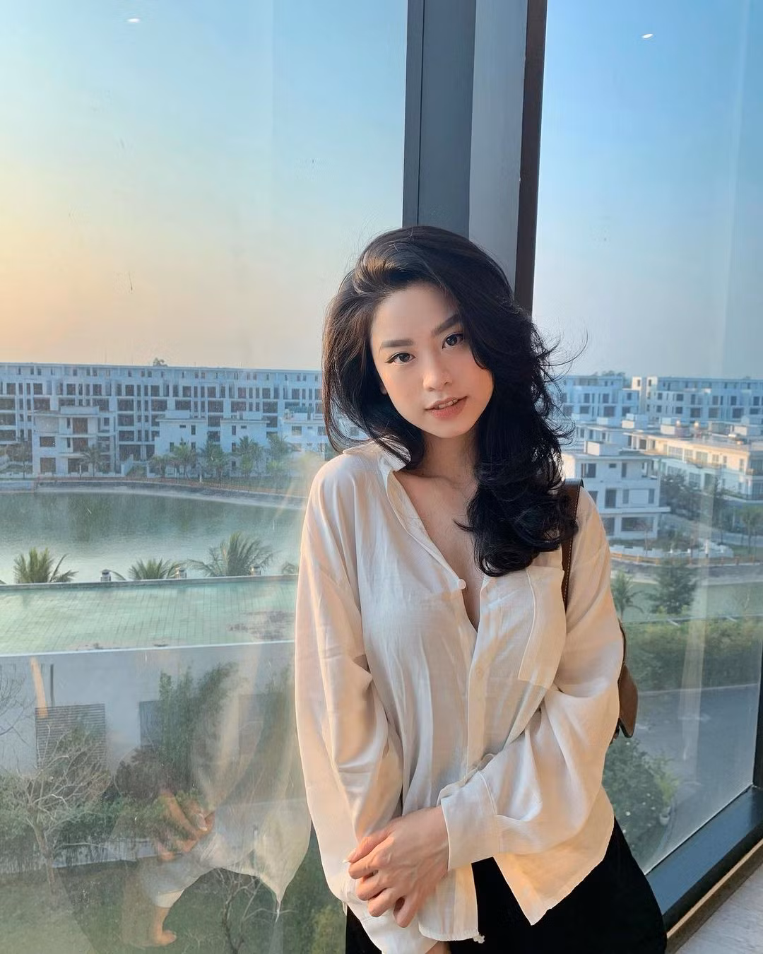 Đôi lúc, hot girl Thanh Hoá cũng đổi gu với chiếc áo sơ mi nhưng vẫn phải ưu tiên việc trưng trổ những lợi thế của cơ thể.