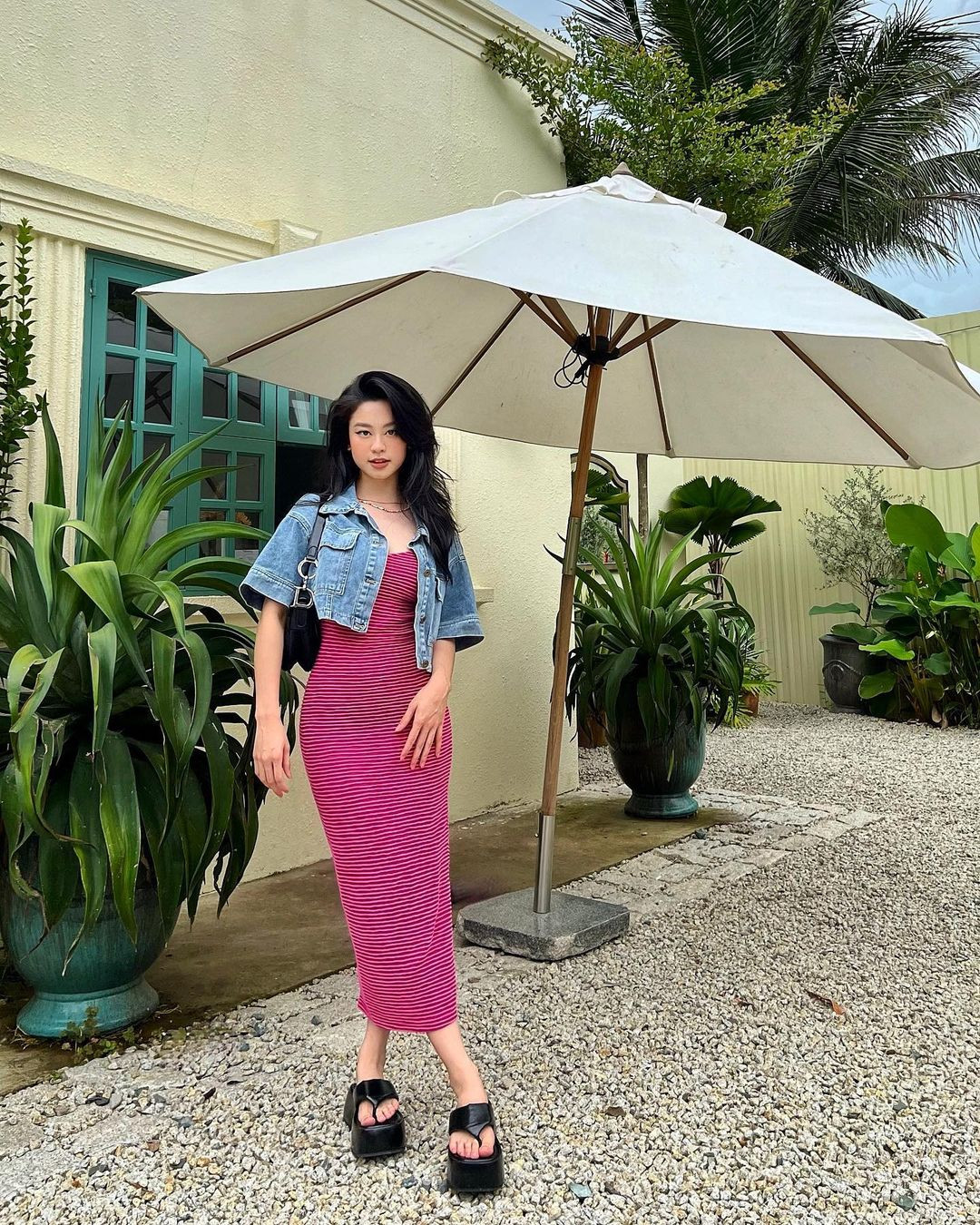 Không nhất thiết phải mặc ngắn mới là gợi cảm. Những chiếc váy bodycon dáng midi như thế này kết hợp với áo khoác denim giúp bộ đồ thêm phần thời thượng.