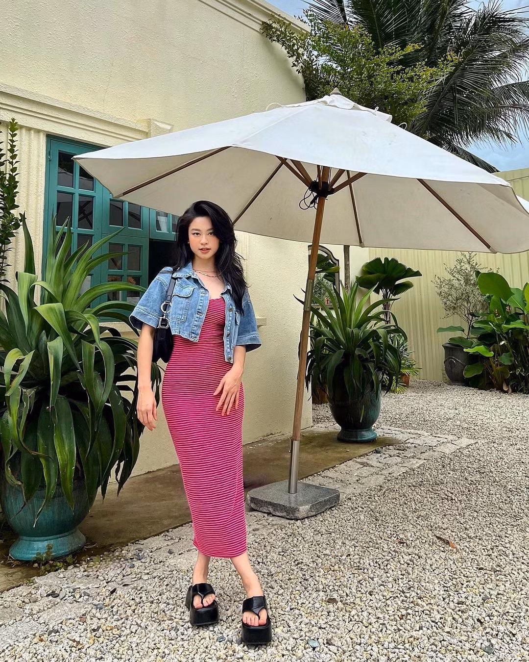 Không nhất thiết phải mặc ngắn mới là gợi cảm. Những chiếc váy bodycon dáng midi như thế này kết hợp với áo khoác denim giúp bộ đồ thêm phần thời thượng.