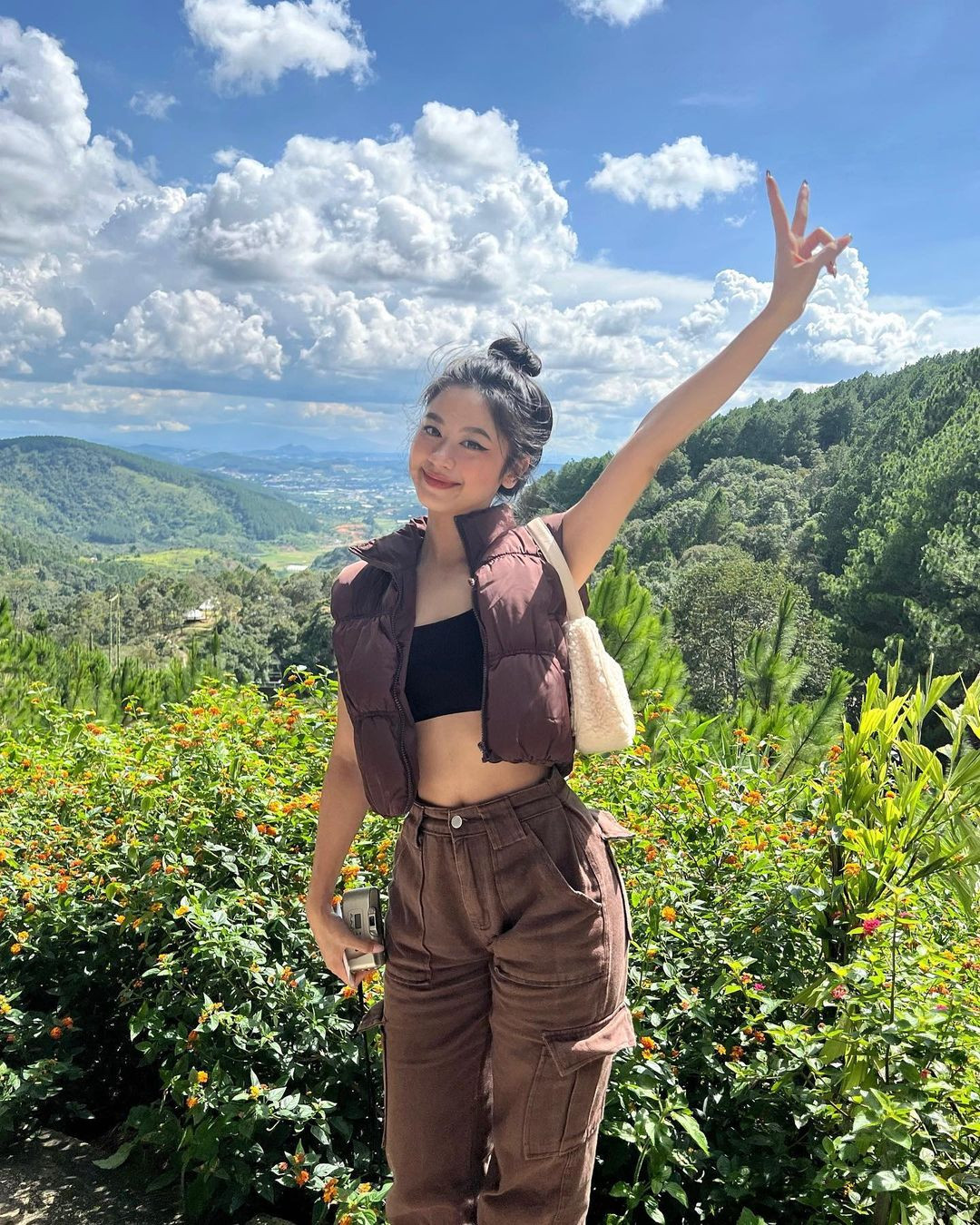 Nếu để ý kĩ, trong mọi set đồ của Hàn Hằng, cô nàng đều khoe triệt để vòng eo thon cùng vòng 1 có phần nẩy nở của mình.