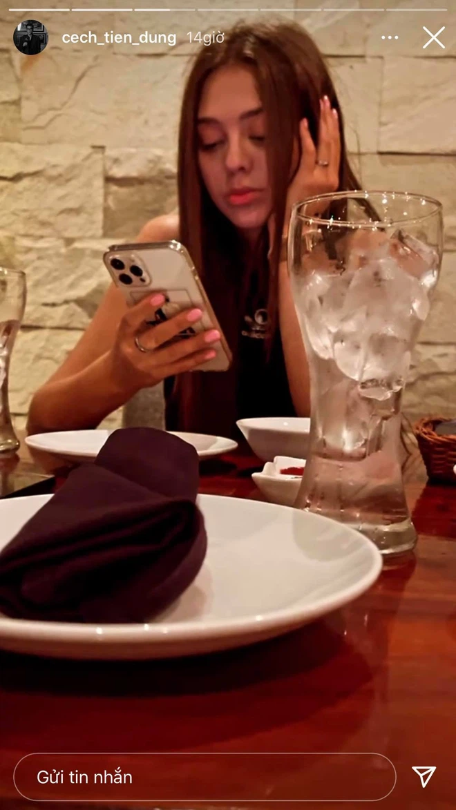 Tất cả những hành động của thủ môn Bùi Tiến Dũng đã bị người yêu ghi lại và up story cho mọi người cùng chiêm ngưỡng.