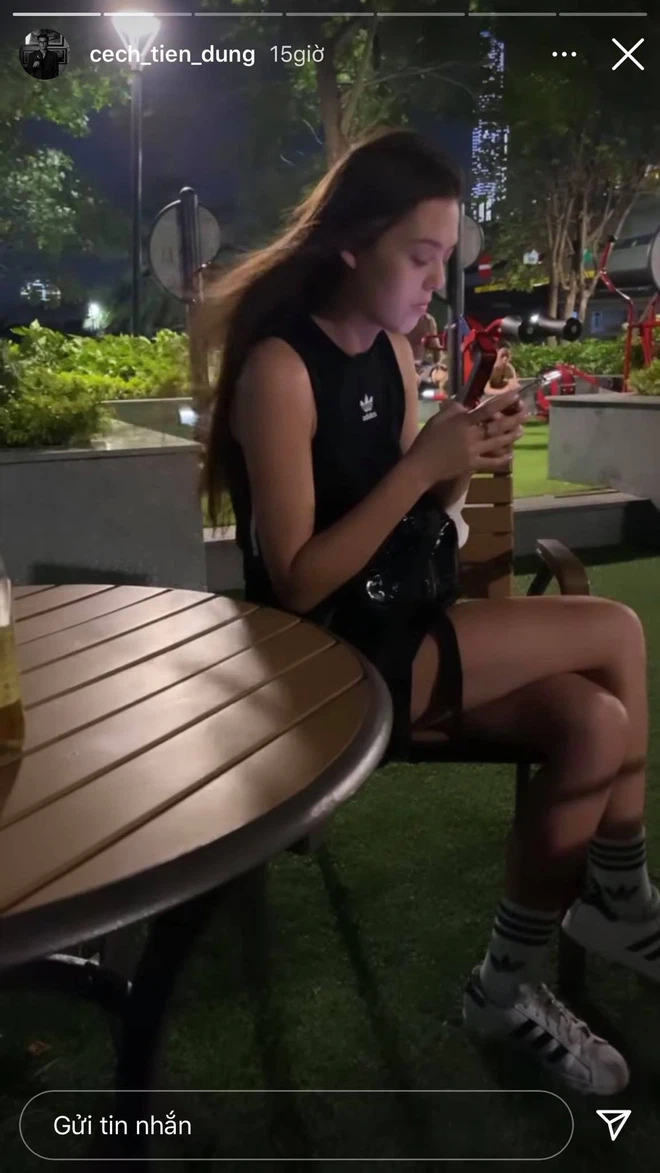 Về phần mình, Dũng gôn cũng thoải mái quay lén bạn gái và up story những lúc cô nàng không để ý.