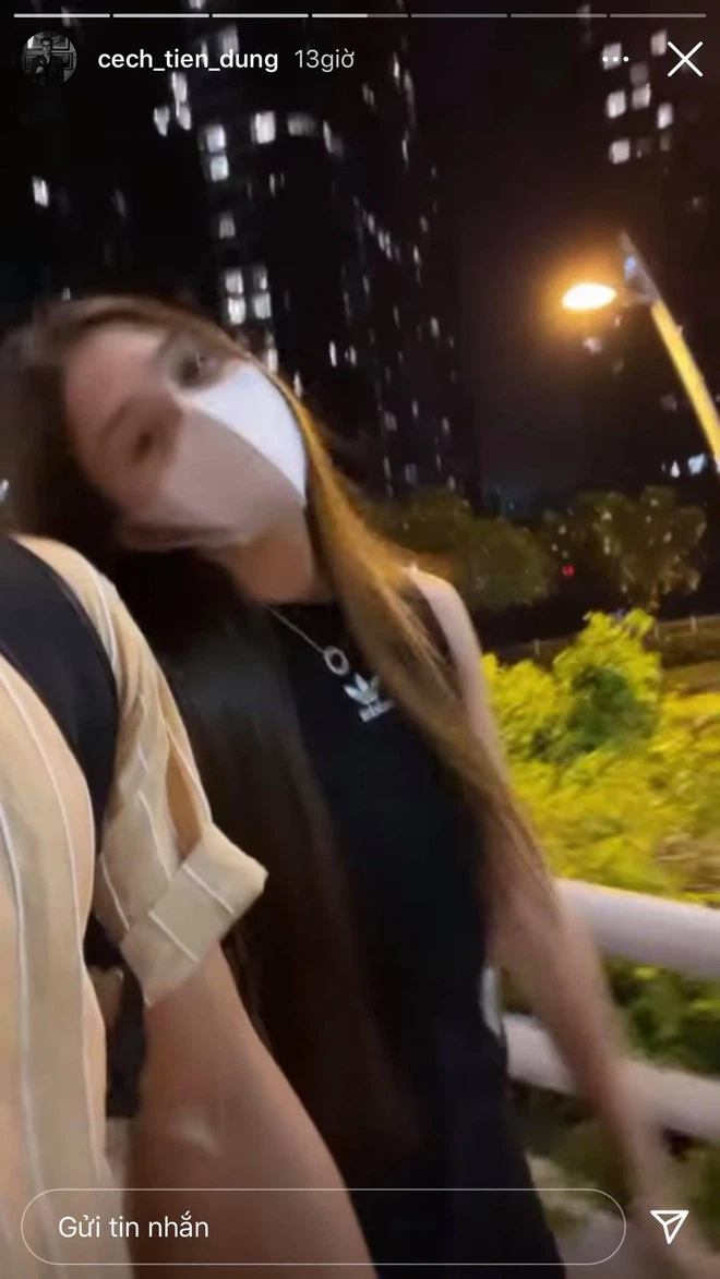 Có bạn gái xinh đẹp, Bùi Tiến Dũng cũng không ngần ngại công khai cho cả nhà.