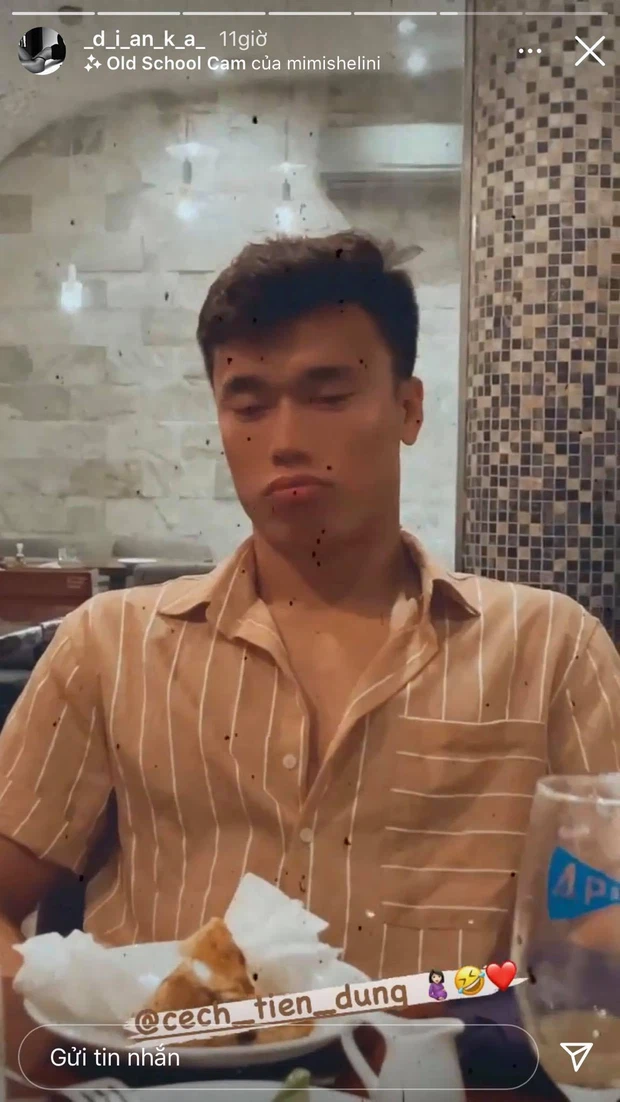 Mới nhất, Dianka đăng story dìm hàng bạn trai cực kì dễ thương. Chuyện là Bùi Tiến Dũng sau khi ăn no liền ôm bụng thở ngắn than dài, thậm chí còn xoa xoa đúng điệu bộ bà bầu.