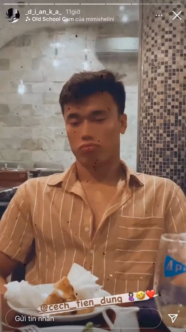 Mới nhất, Dianka đăng story dìm hàng bạn trai cực kì dễ thương. Chuyện là Bùi Tiến Dũng sau khi ăn no liền ôm bụng thở ngắn than dài, thậm chí còn xoa xoa đúng điệu bộ bà bầu.