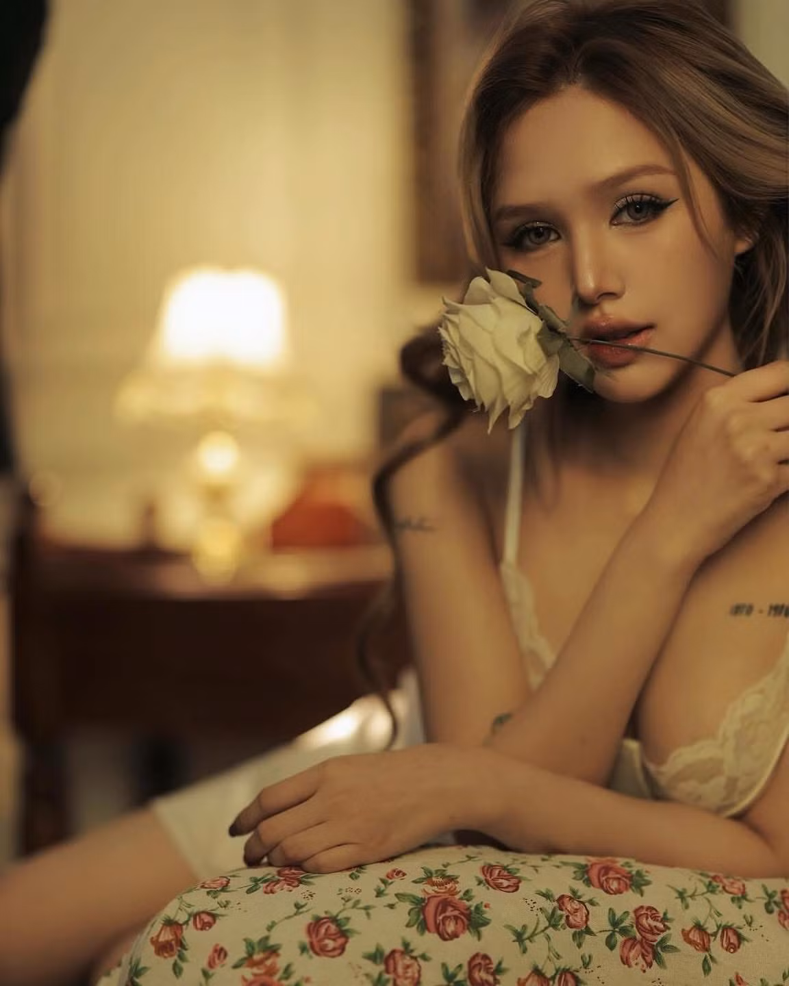 Xoài Non diện lên mình chiếc váy lụa trắng, phần bầu ngực được điểm thêm họa tiết ren làm tăng phần quyến rũ.