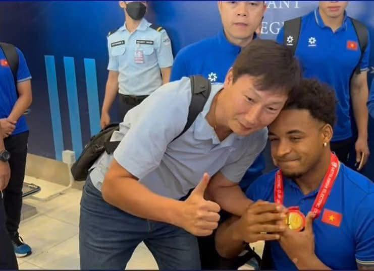 HLV Kim Sang Sik đã động viên cậu học trò và cùng nhau chụp ảnh chung.