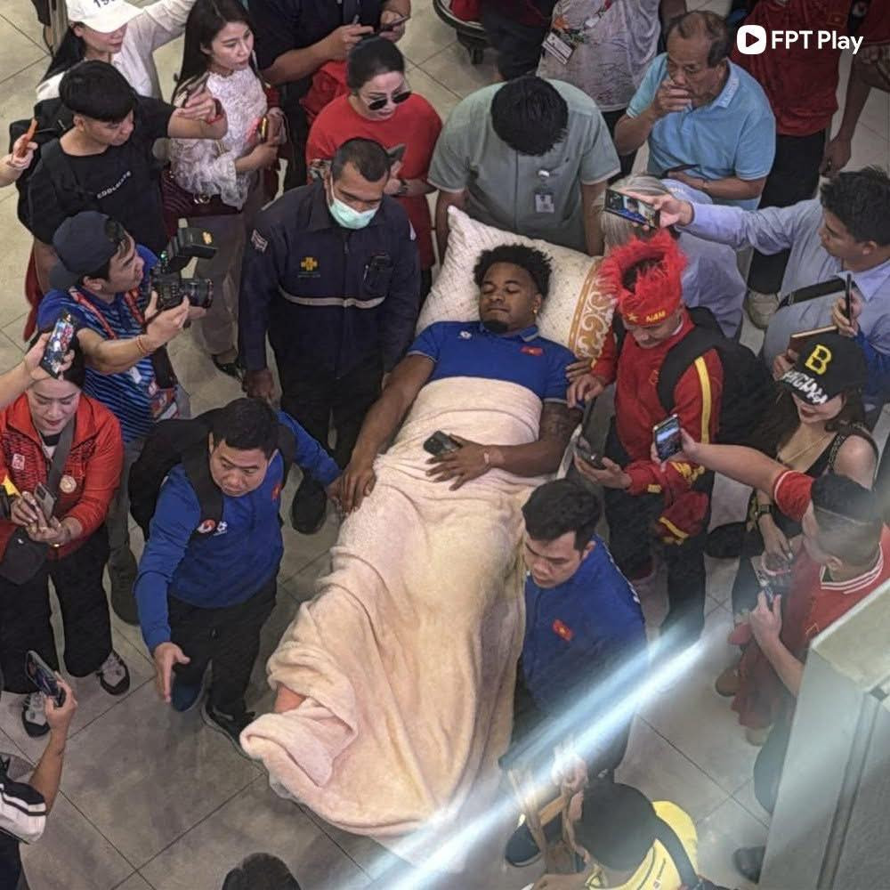 Trong lúc các đồng đội đang làm thủ tục để rời Thái Lan, Xuân Son cũng nằm giường bệnh để cùng chuyến bay với đội về nước.