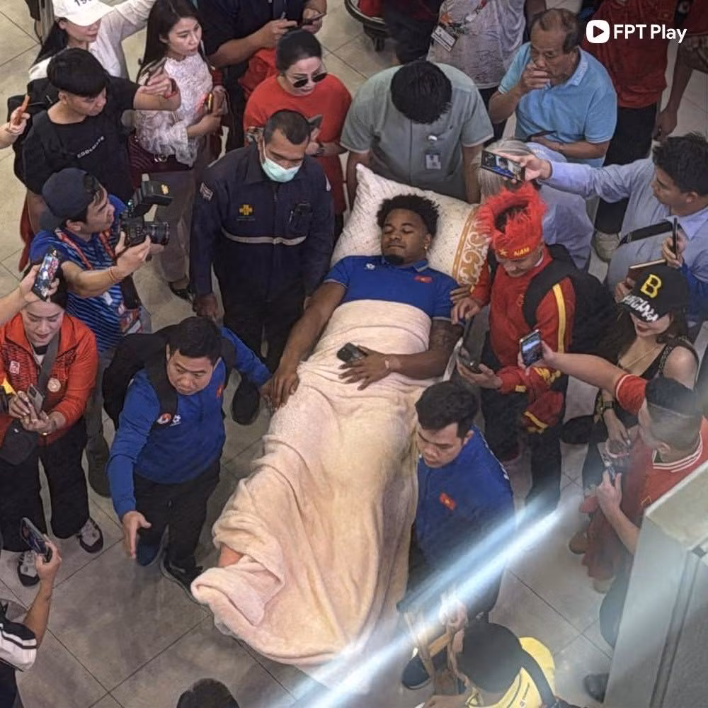 Trong lúc các đồng đội đang làm thủ tục để rời Thái Lan, Xuân Son cũng nằm giường bệnh để cùng chuyến bay với đội về nước.