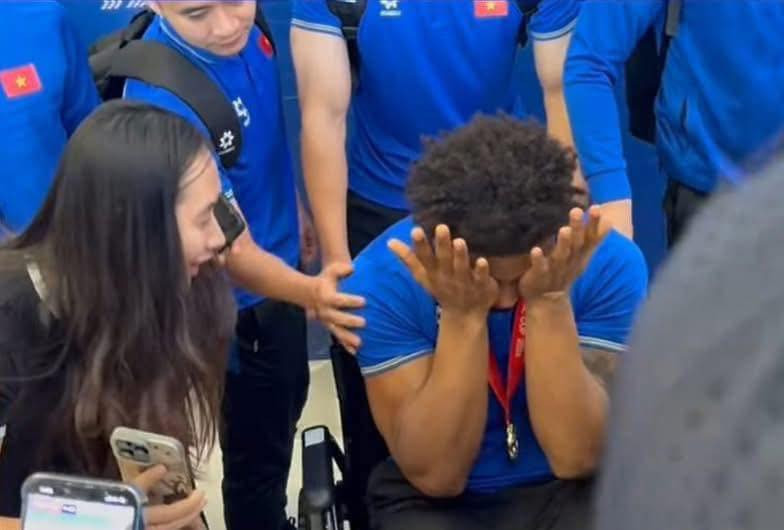 Xúc động với khoảnh khắc này, Xuân Son đã ôm mặt khóc.