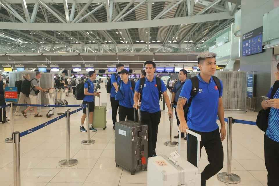 Sau đó, tuyển Việt Nam sẽ được diện kiến Thủ tướng Chính phủ Phạm Minh Chính vào lúc 18h tại trụ sở Chính phủ. Đây là sự kiện nhằm tôn vinh nỗ lực của đội tuyển trong hành trình chinh phục ngôi vương ASEAN Cup, cũng như gửi lời tri ân tới các cầu thủ và ban huấn luyện vì đã mang niềm vui lớn lao đến cho người hâm mộ cả nước.