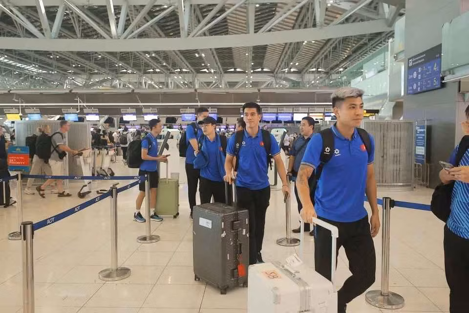 Sau đó, tuyển Việt Nam sẽ được diện kiến Thủ tướng Chính phủ Phạm Minh Chính vào lúc 18h tại trụ sở Chính phủ. Đây là sự kiện nhằm tôn vinh nỗ lực của đội tuyển trong hành trình chinh phục ngôi vương ASEAN Cup, cũng như gửi lời tri ân tới các cầu thủ và ban huấn luyện vì đã mang niềm vui lớn lao đến cho người hâm mộ cả nước.