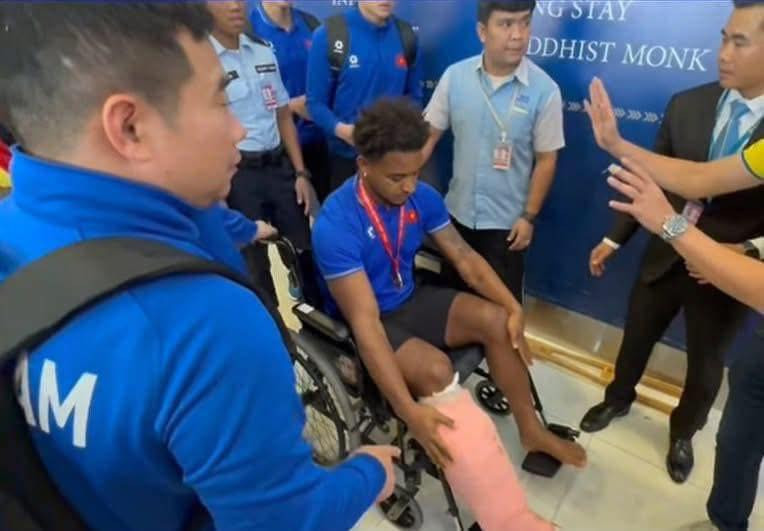 Tại sân bay Suvarnabhumi (Thái Lan), Xuân Son được các đồng đội và HLV Kim Sang Sik trao chiếc huy chương vàng.