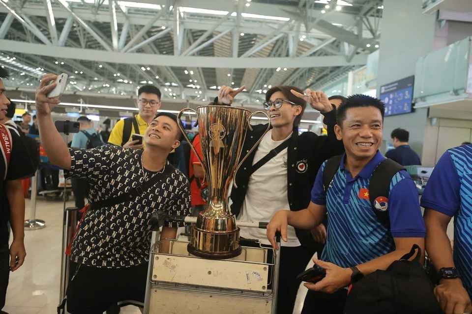 Chiến thắng tại ASEAN Cup 2024 là danh hiệu cao quý và đánh dấu bước tiến vượt bậc của bóng đá Việt Nam dưới thời HLV Kim Sang-sik. Với chiến thuật hợp lý, tinh thần chiến đấu kiên cường và sự tỏa sáng của các cá nhân, đội tuyển đã vượt qua những thử thách lớn, đặc biệt là việc đánh bại đối thủ mạnh nhất khu vực Thái Lan.