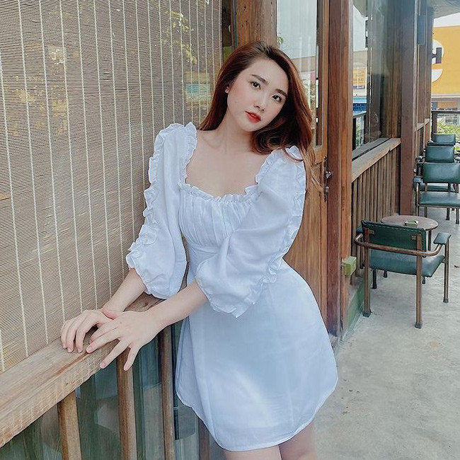 Cô nàng ăn mặc trẻ trung, khoe được lợi thế ngoại hình của mình.