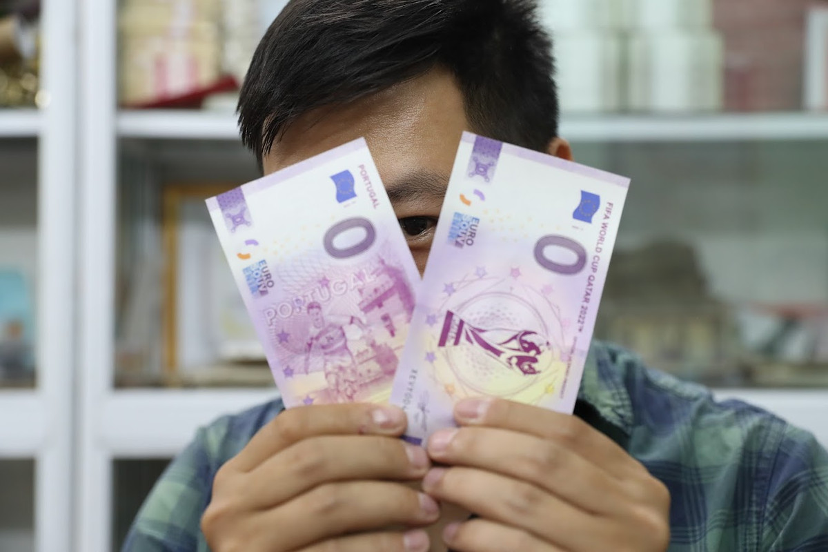 Bộ sưu tập tiền lưu niệm Euro này là sản phẩm của công ty Euro Banknote Memory (Pháp) tạo ra với mục đích duy nhất làm kỷ niệm để quảng bá hình ảnh của 32 đội tuyển quốc gia dự Vòng chung kết World Cup 2022.