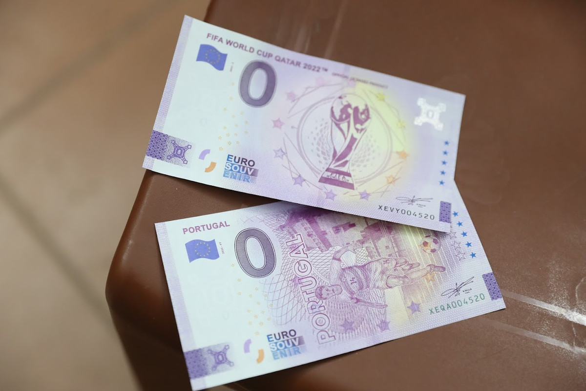 Các tờ tiền được lưu hành cho kì World Cup 2022 đều được cấp giấy phép chính thức từ Liên đoàn Bóng đá Quốc tế FIFA và ủy quyền bởi Ngân hàng Trung ương Châu Âu đánh số 0 nhận diện.