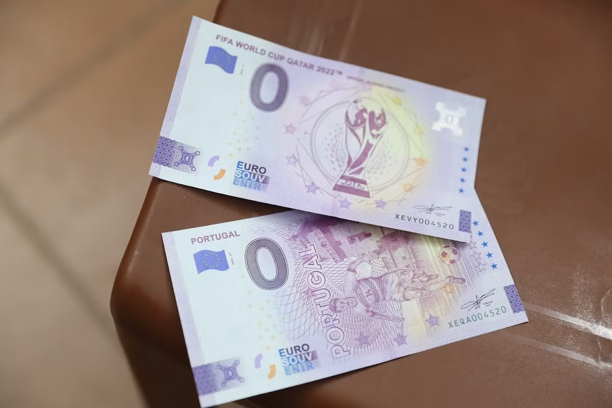 Các tờ tiền được lưu hành cho kì World Cup 2022 đều được cấp giấy phép chính thức từ Liên đoàn Bóng đá Quốc tế FIFA và ủy quyền bởi Ngân hàng Trung ương Châu Âu đánh số 0 nhận diện.