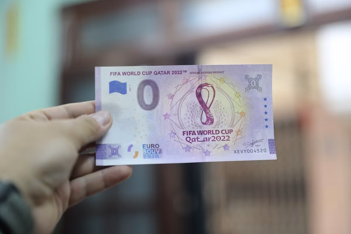 Bộ sưu tập tiền lưu niệm Euro 0 đồng này có giá dao động từ 6,5 triệu đồng đến 10 triệu đồng/bộ. Còn nếu mua lẻ từng tờ có giá dao động khoảng 250 nghìn đồng đến 300 nghìn đồng/tờ.