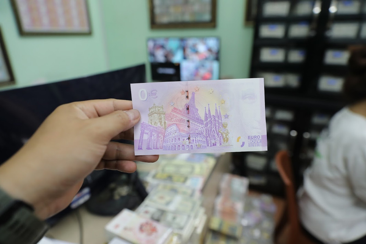 Mặt sau của tờ tiền lưu niệm World Cup 2022.