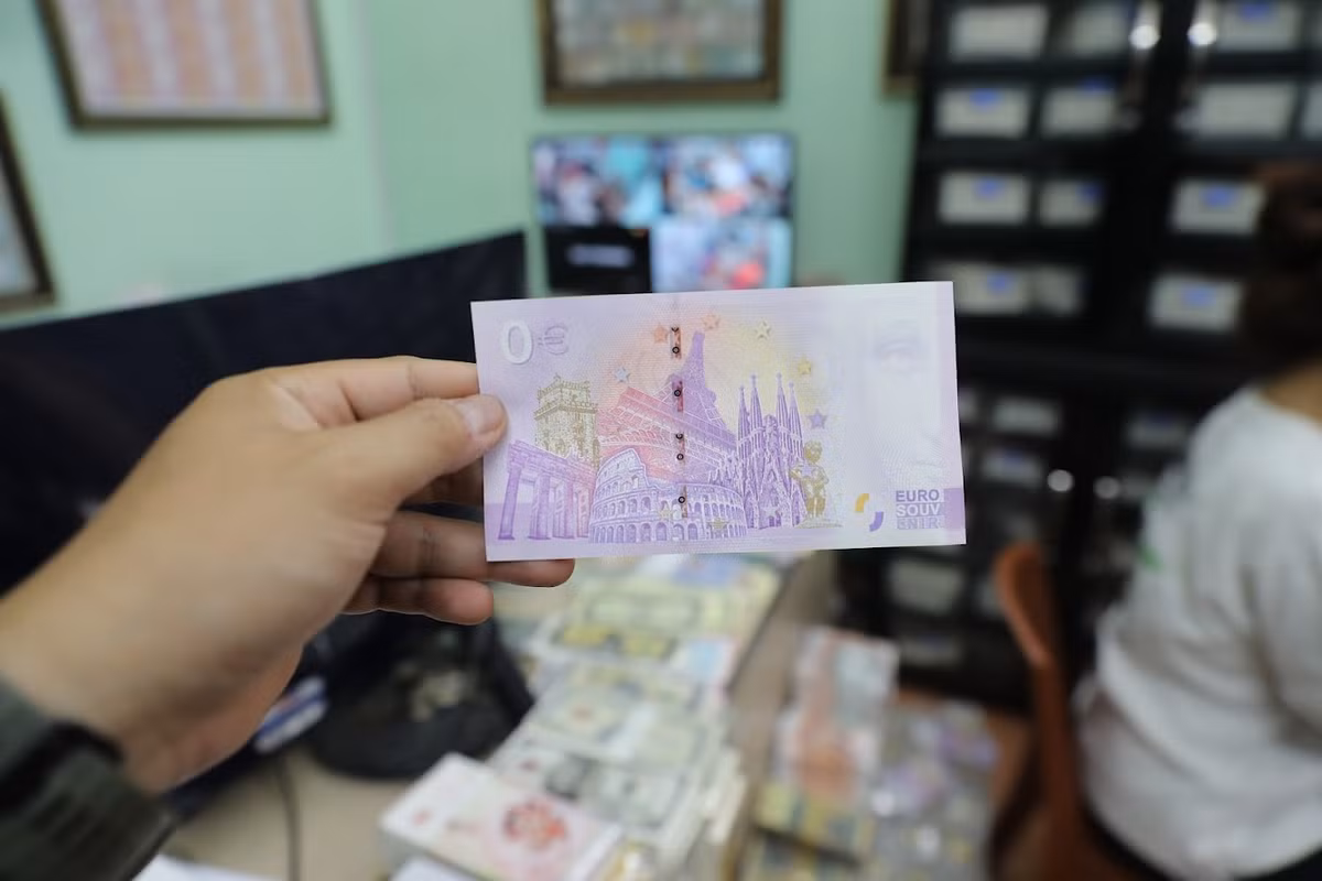 Mặt sau của tờ tiền lưu niệm World Cup 2022.