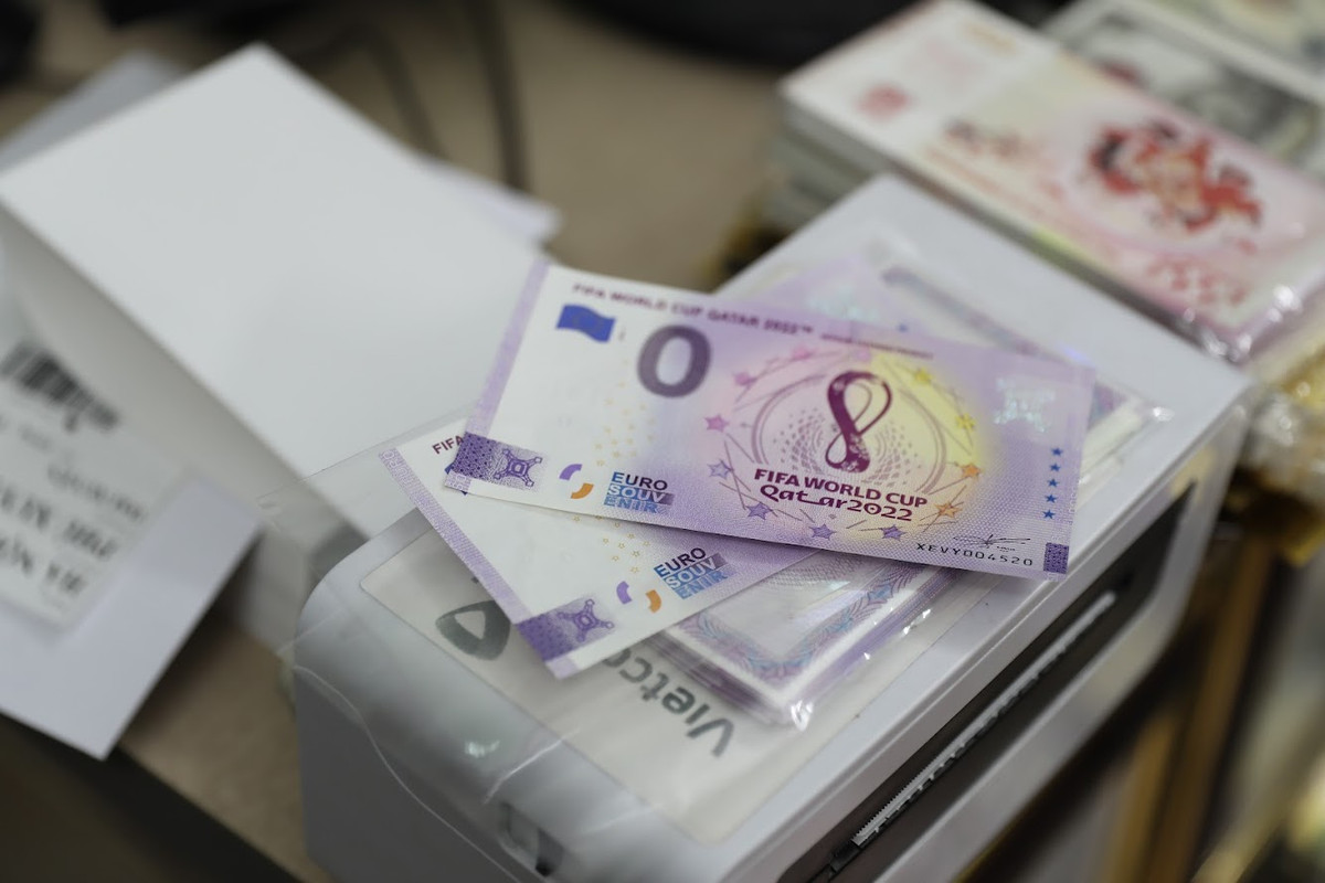 Mặt trước tờ tiền lưu niệm World Cup 2022.