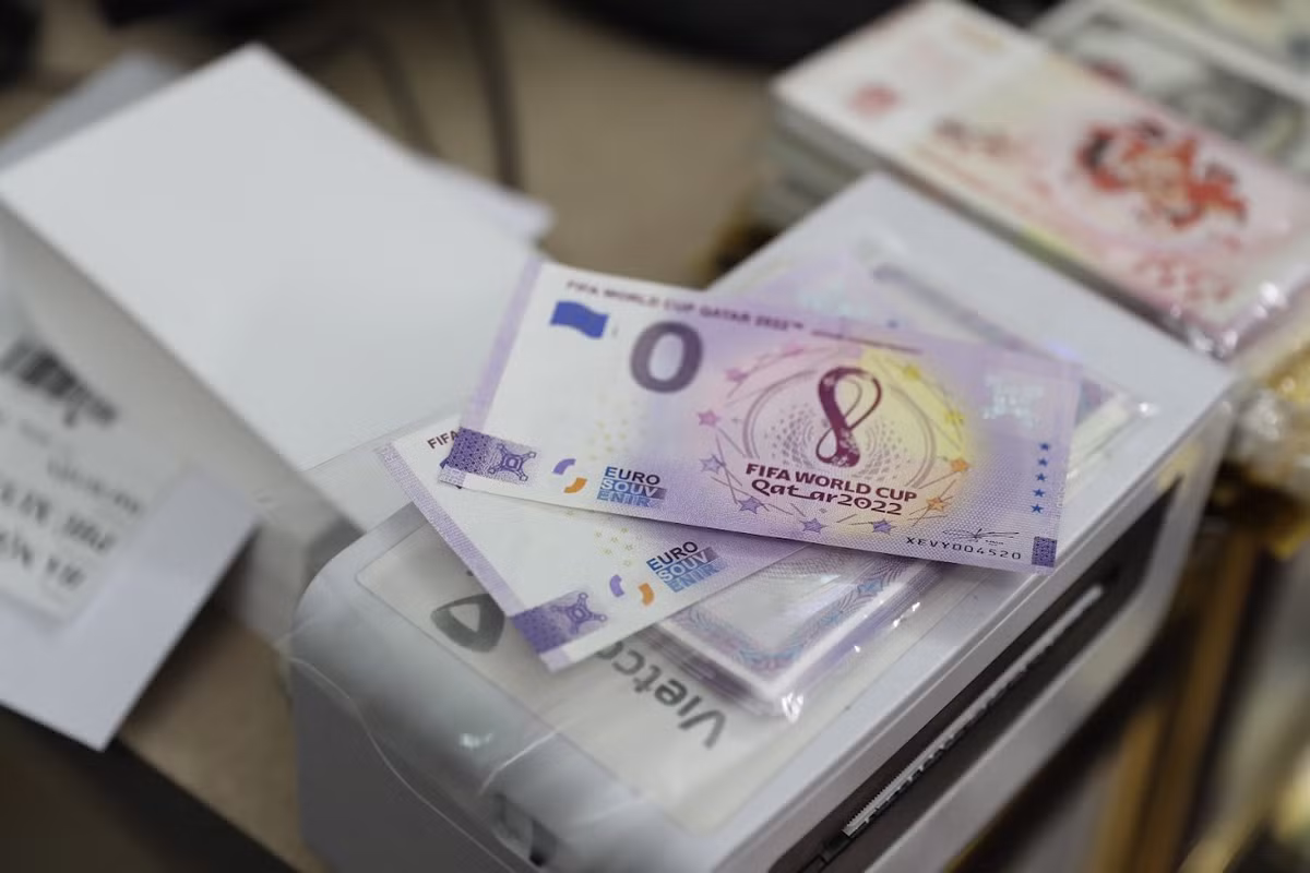 Mặt trước tờ tiền lưu niệm World Cup 2022.