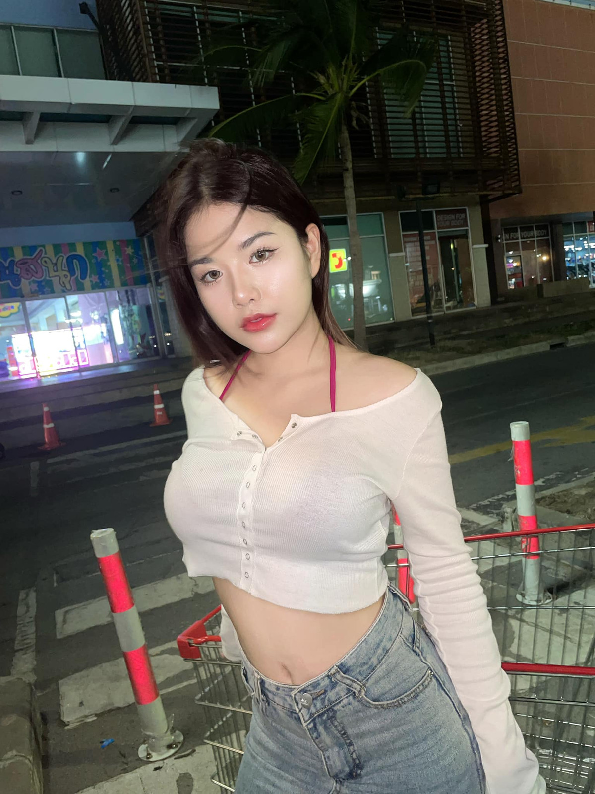 Với gương mặt đẹp, body đâu ra đấy, Kawinthip Kodchawong khá đắt show trong giới người mẫu ảnh tại Thái Lan.