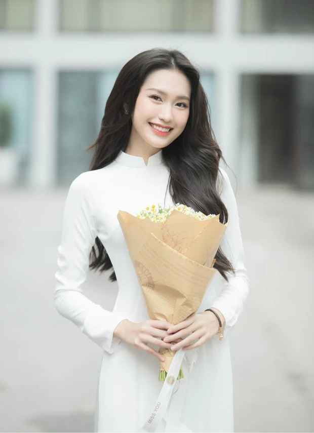 Bên cạnh nhan sắc nổi bật, vợ sắp cưới của Đoàn Văn Hậu còn có thành tích học tập ấn tượng. Cô hiện đang chuẩn bị cho việc tốt nghiệp trường Đại học luật Hà Nội.