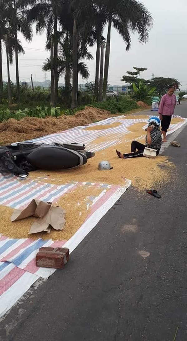 Rất nhiều ý kiến của dân mạng bày tỏ bức xúc đối với hành động lấy đường làm chỗ phơi thóc. Bởi việc này diễn ra khiến đường đi của người tham gia giao thông phải đi thẳng trên thóc mà như vậy có thể gây ra nhiều nguy hiểm.