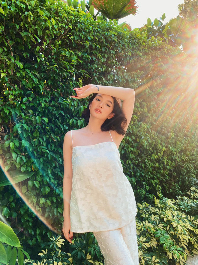 Lướt một vòng qua trang cá nhân của Kaity Nguyễn có thể thấy cô thường xuyên diện váy quây, váy dáng xoè hoặc áo nhún bèo để che bụng.