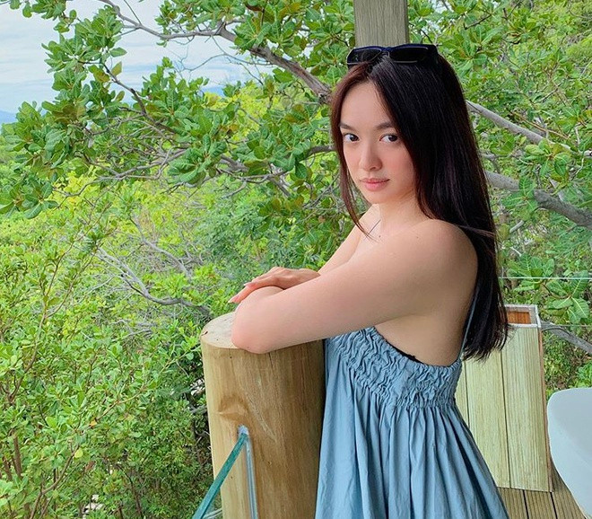 Những thiết kế xòe bồng làm người nhìn phân tán thị giác vào phần thân dưới, giúp bờ vai của mỹ nhân nhỏ hơn trông thấy