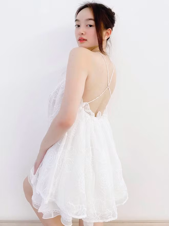 Hình ảnh của nữ diễn viên Kaity Nguyễn nhanh chóng thu hút sự quan tâm của netizen. Nhiều người dành lời khen cho nhan sắc tuổi 22 của nữ diễn viên nhưng một số dân mạng khác lại thắc mắc về việc cô nàng bầu.